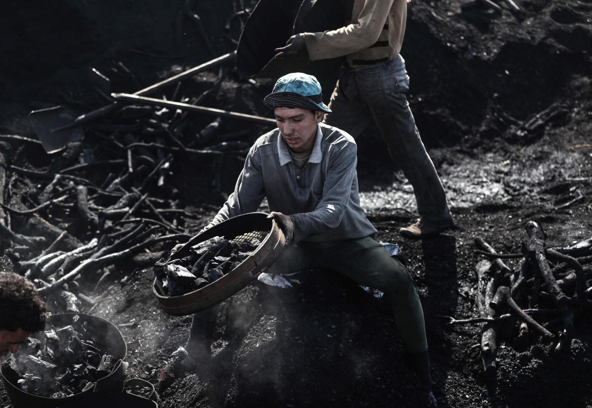 عمّال أفران الفحم في مصر يمشون على الجمر