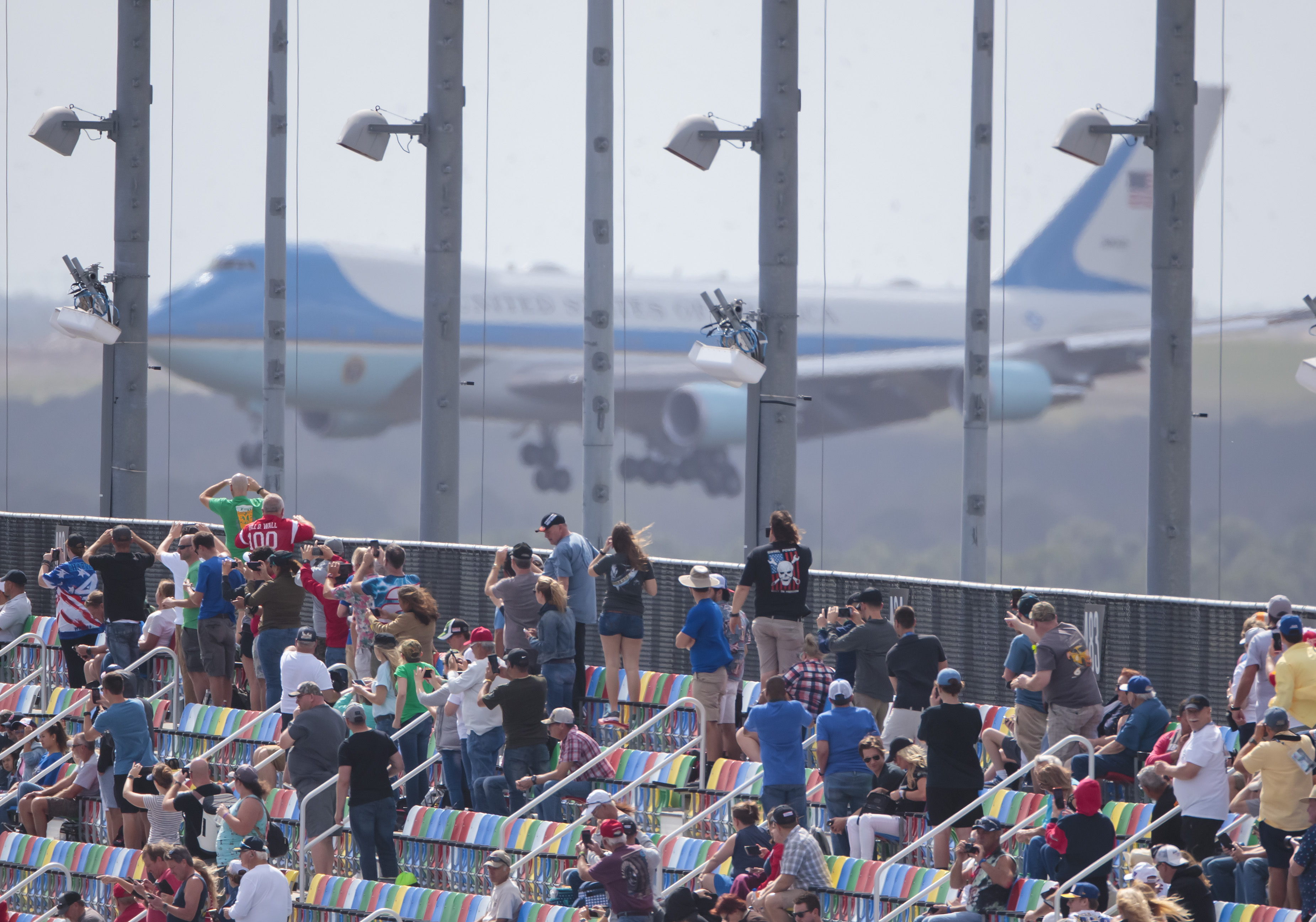 ترمب يقوم بدخول استعراضي بسيارته الليموزين في سباق دايتونا للسيارات