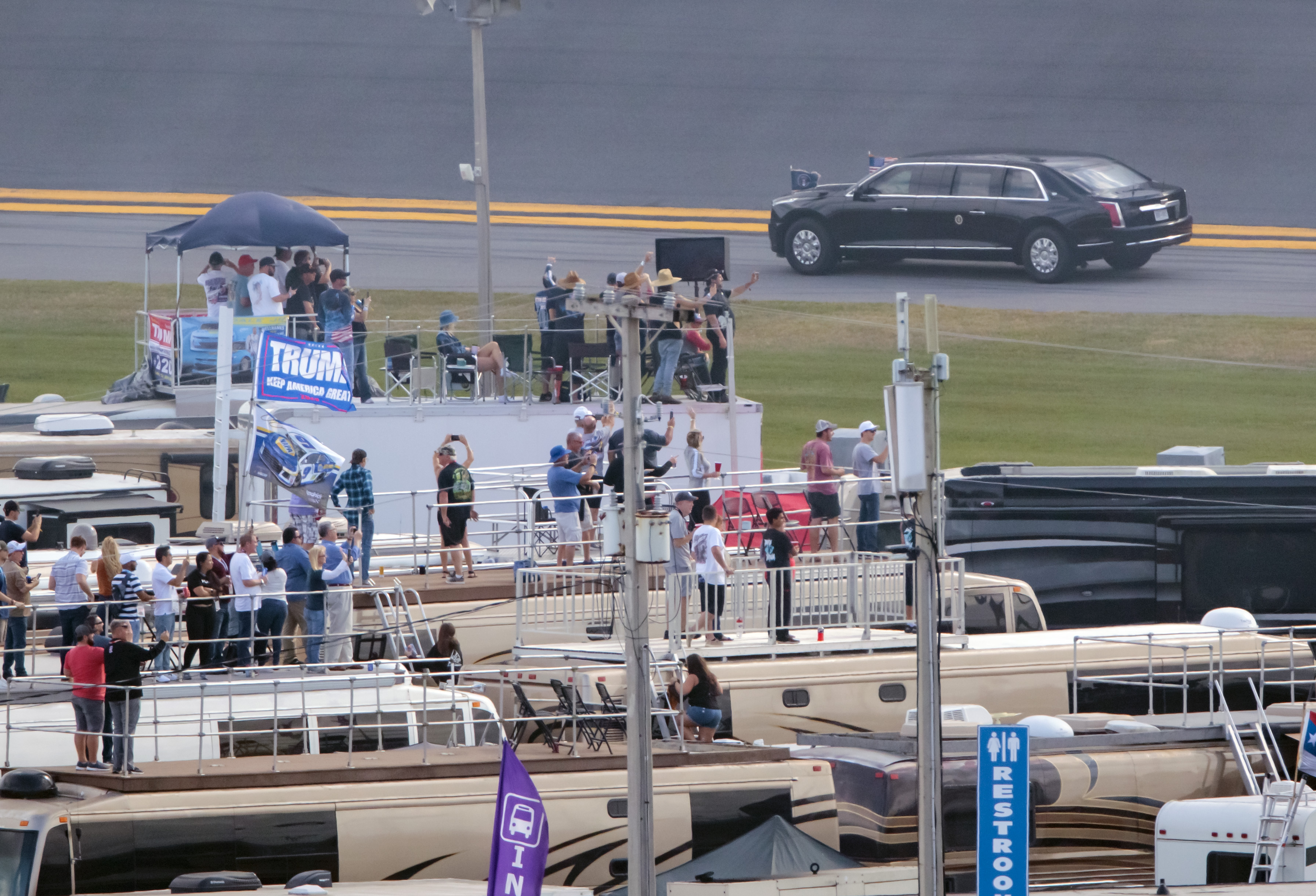 ترمب يقوم بدخول استعراضي بسيارته الليموزين في سباق دايتونا للسيارات