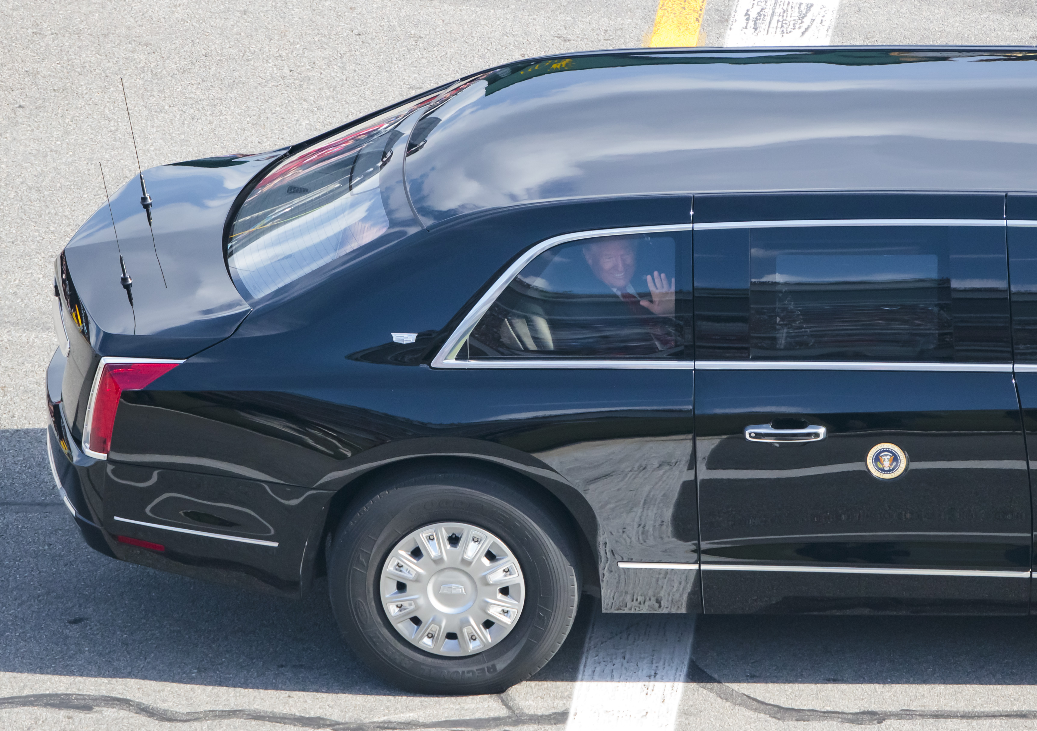 ترمب يقوم بدخول استعراضي بسيارته الليموزين في سباق دايتونا للسيارات