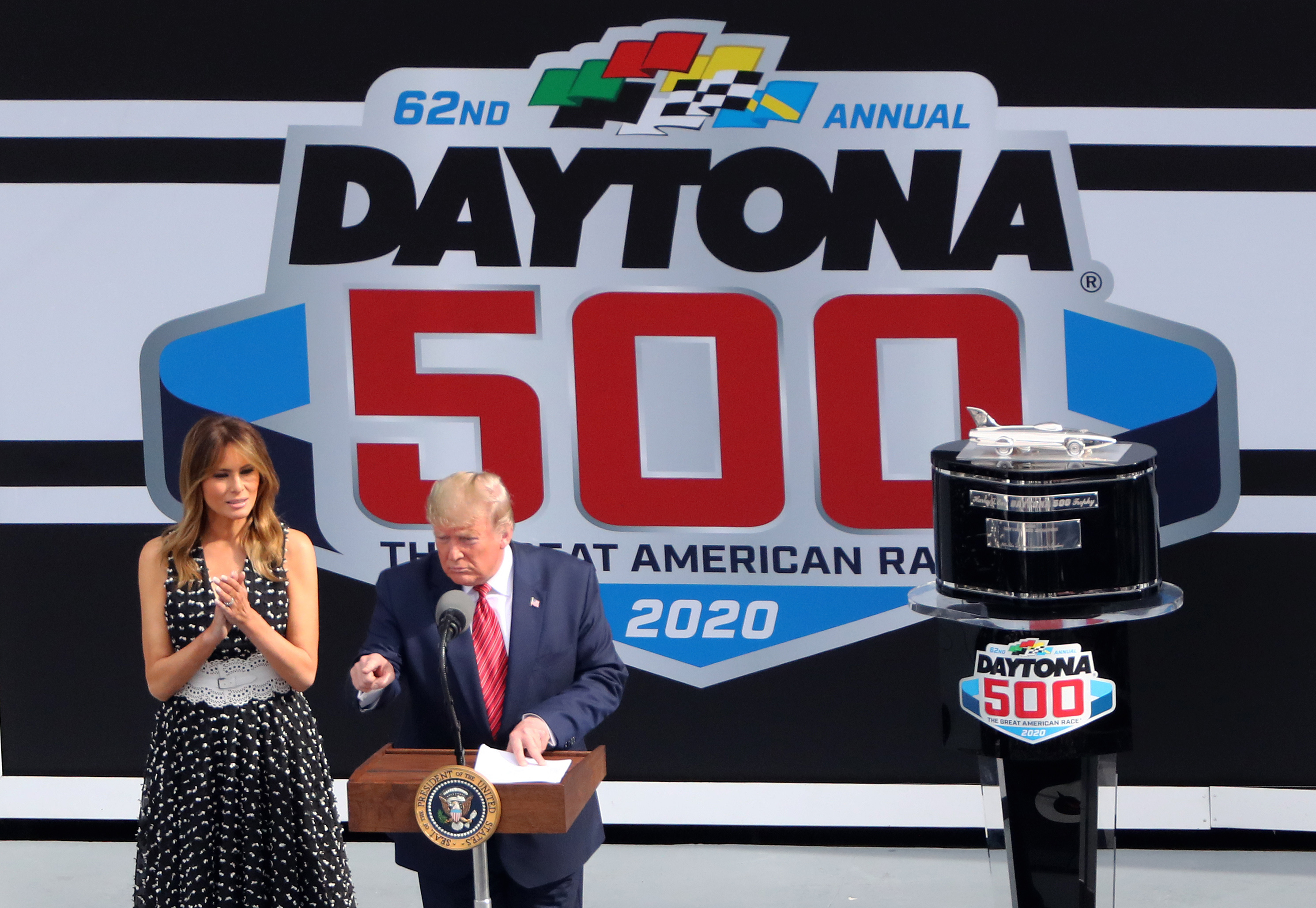 ترمب يقوم بدخول استعراضي بسيارته الليموزين في سباق دايتونا للسيارات