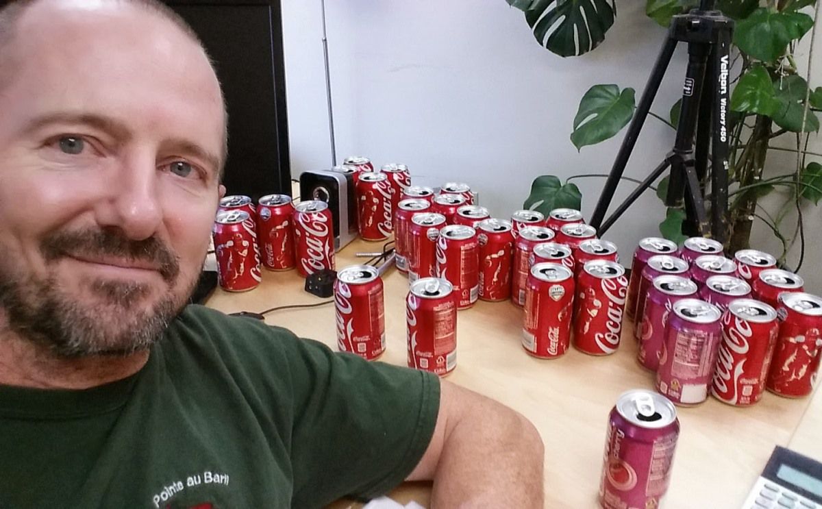 Пьет колу. Девушка с бутылкой колы. 1000 банок кока колы. Дети пьют газировку. Дети пьют лимонад.