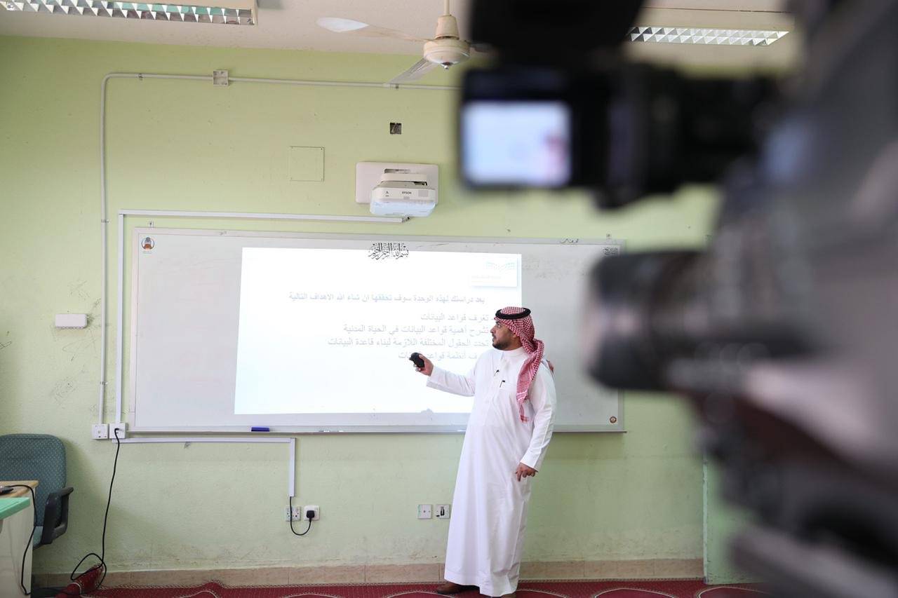 أحد المعلمين خلال تقديمه بعض الدروس عن بعد.