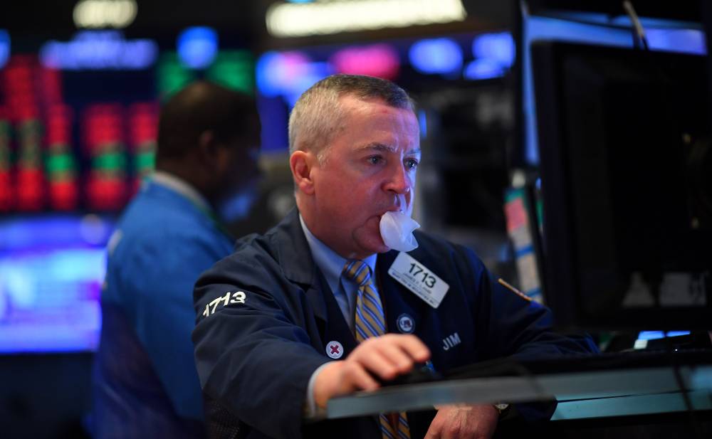 مخاوف "كورونا" تهبط بالأسهم الأمريكية رغم الإجراءات الطارئة