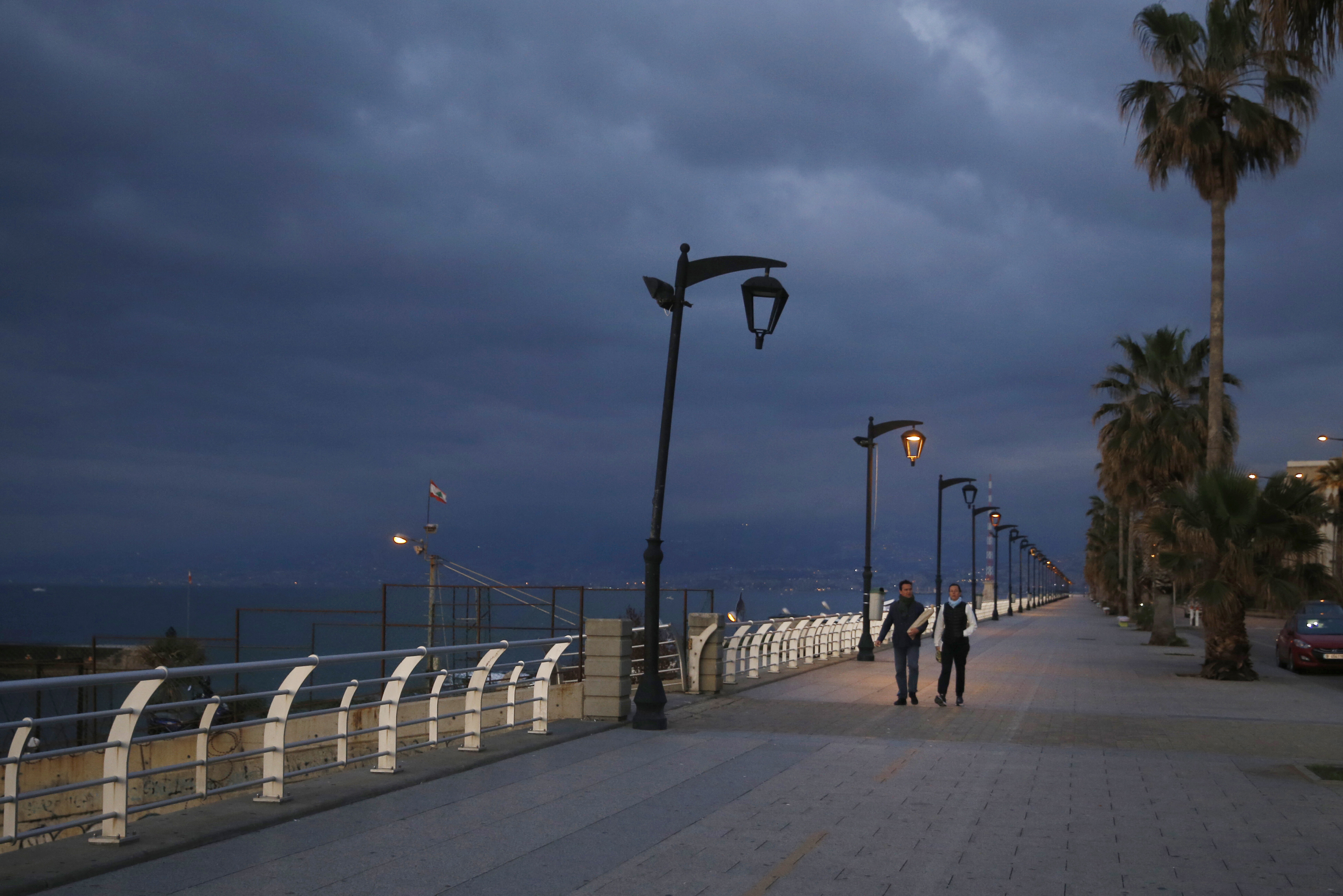 رئيس وزراء لبنان يأمر قوات الأمن بفرض حظر للتجول بسبب كورونا