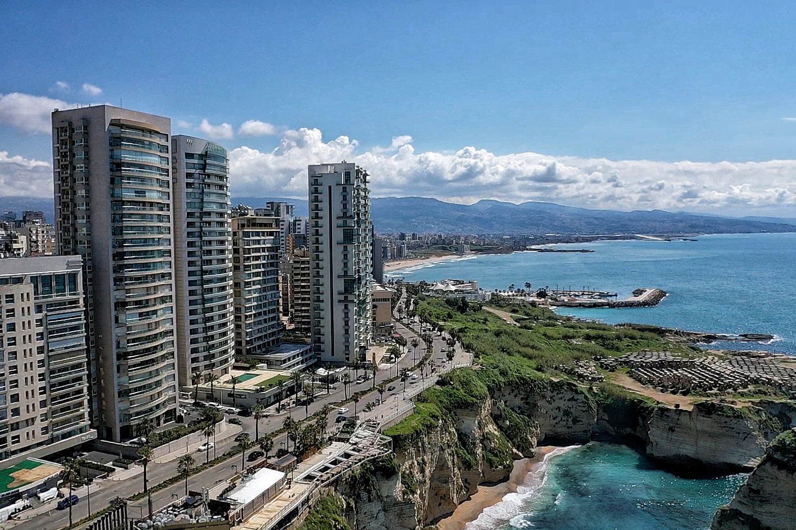 رئيس وزراء لبنان يأمر قوات الأمن بفرض حظر للتجول بسبب كورونا