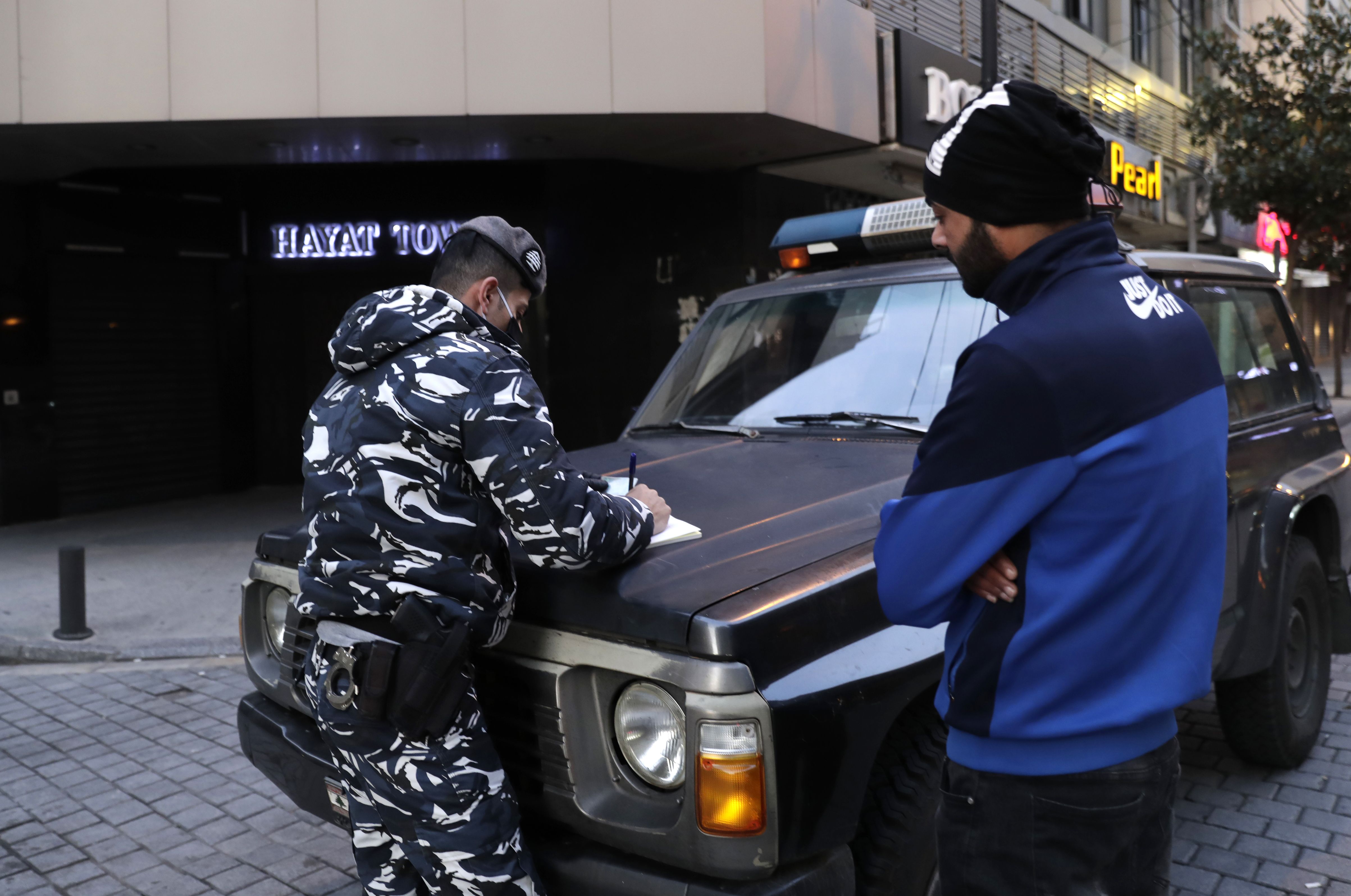 رئيس وزراء لبنان يأمر قوات الأمن بفرض حظر للتجول بسبب كورونا