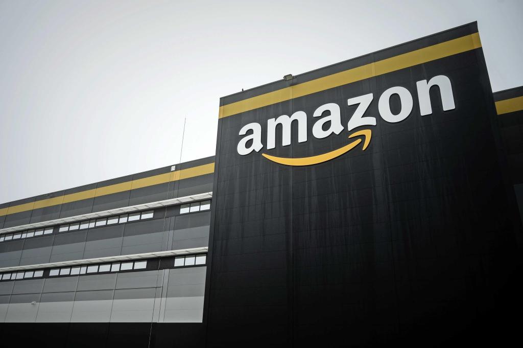 "أمازون" ترفع أجور الساعات الإضافية لعمال المخازن
