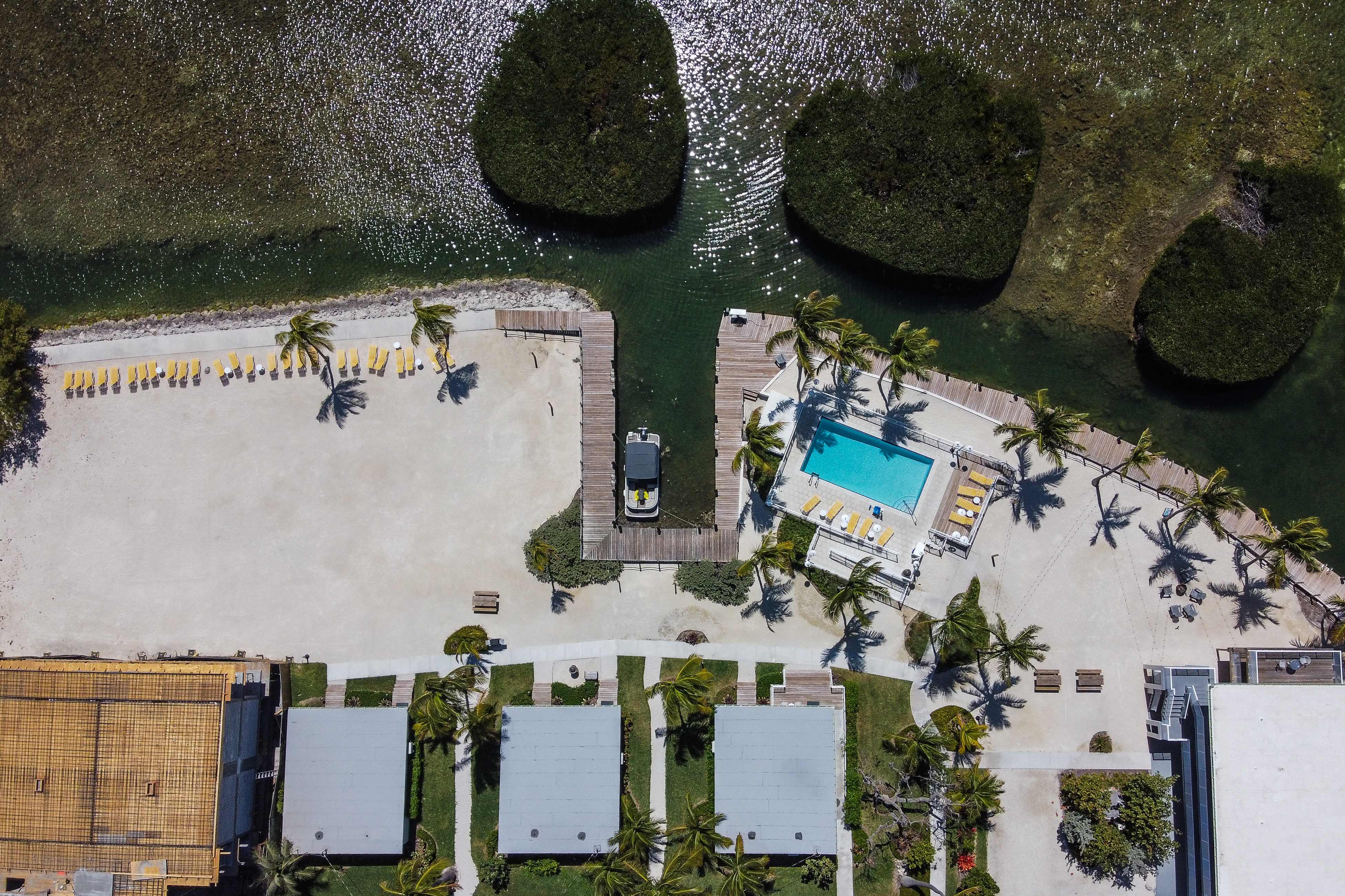 شواطئ مدينة ميامي الأمريكية تبدو خالية من السياح مع تزايد انتشار فيروس كورونا