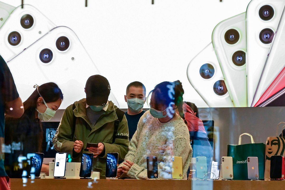 أغلقت "أبل" جميع متاجر التجزئة خارج البر الرئيس للصين وتايوان.