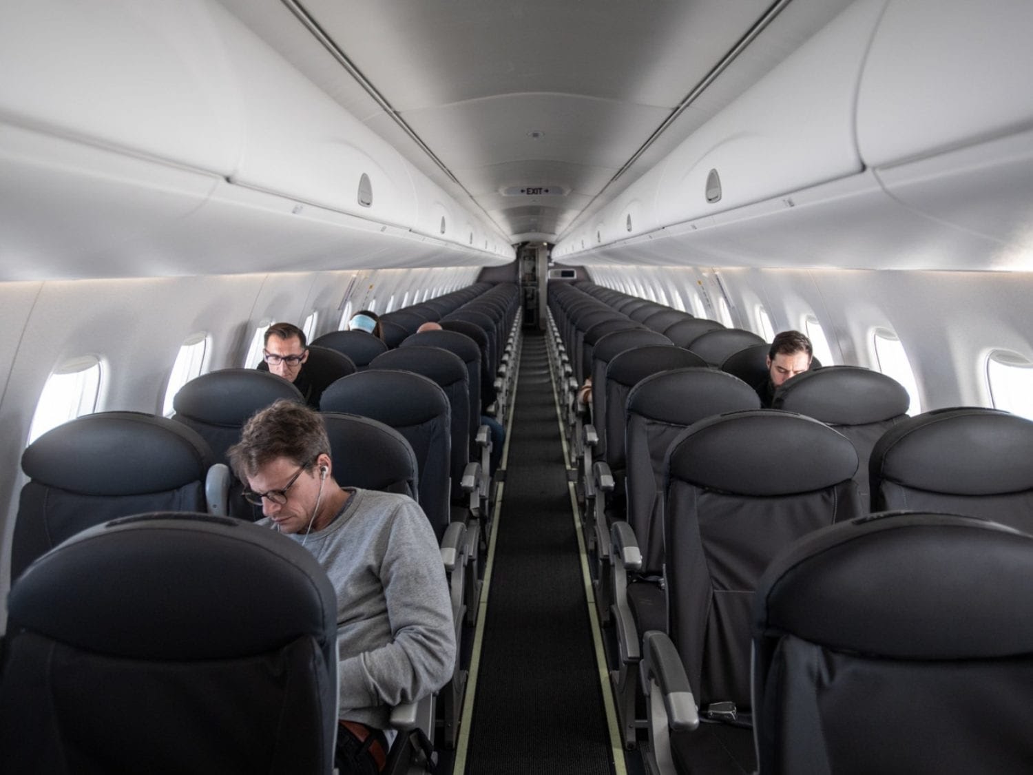 مجلس الشيوخ الأمريكي يوافق على دعم قطاع الطيران بـ 85 مليار دولار.. نصفها لتغطية رواتب 750 ألف موظف