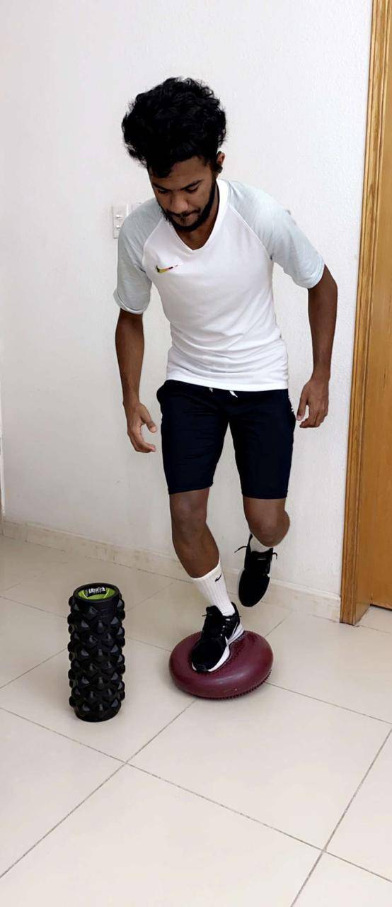 الفنان في تدريبه المنزلي لتقوية العضلات.