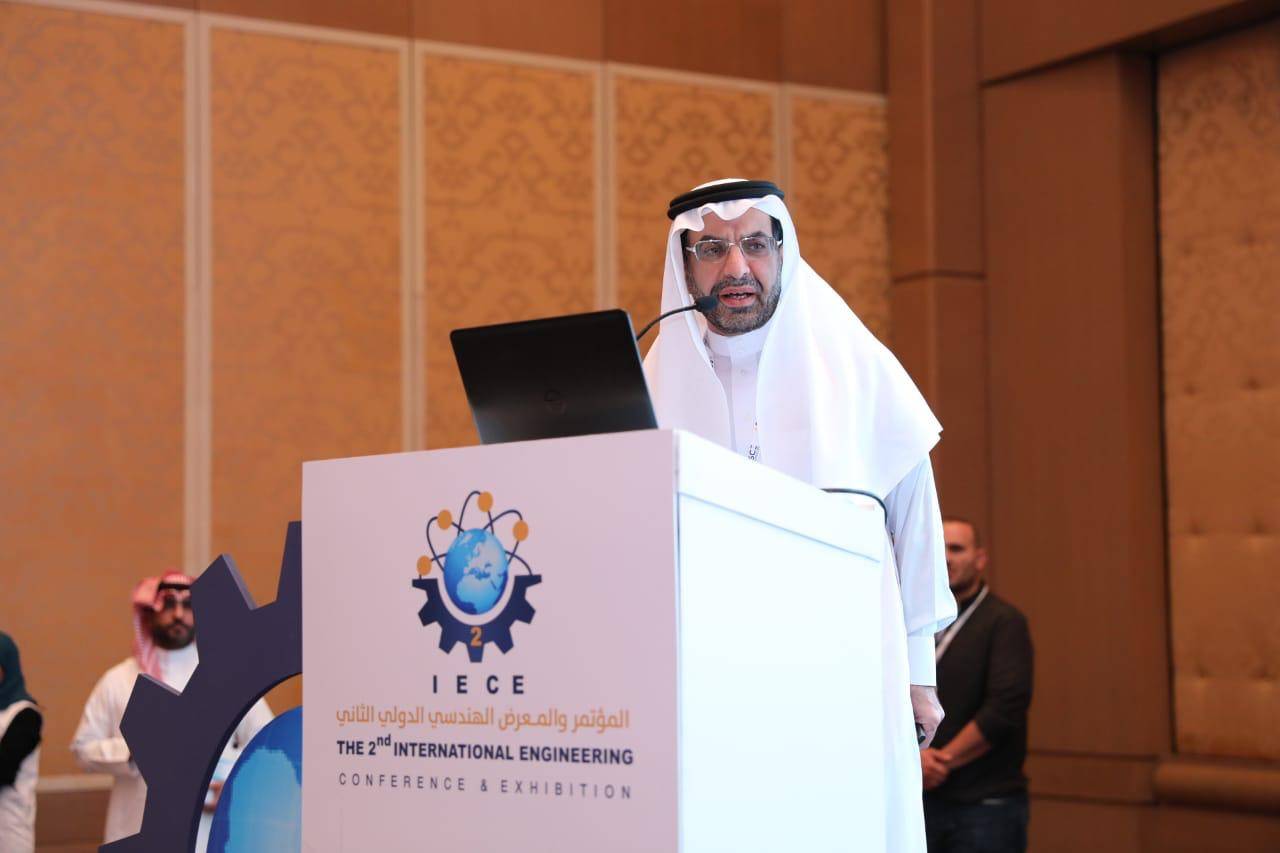 السلطان متحدثا خلال فعاليات المؤتمر والمعرض الهندسي الدولي الثاني في الرياض، أمس. 