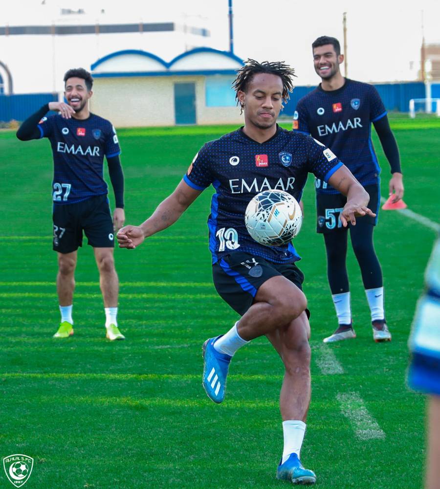 كاريلو خلال تدريب الهلال أمس.