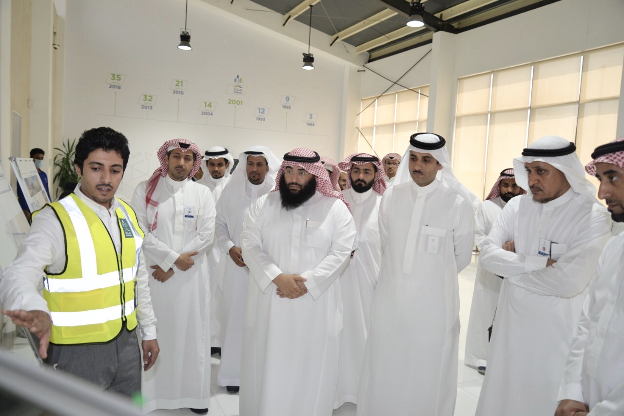 نائب وزير الصناعة يتفقد المدن الصناعية في جدة ويشهد تخصيص أرض مصنع طبي