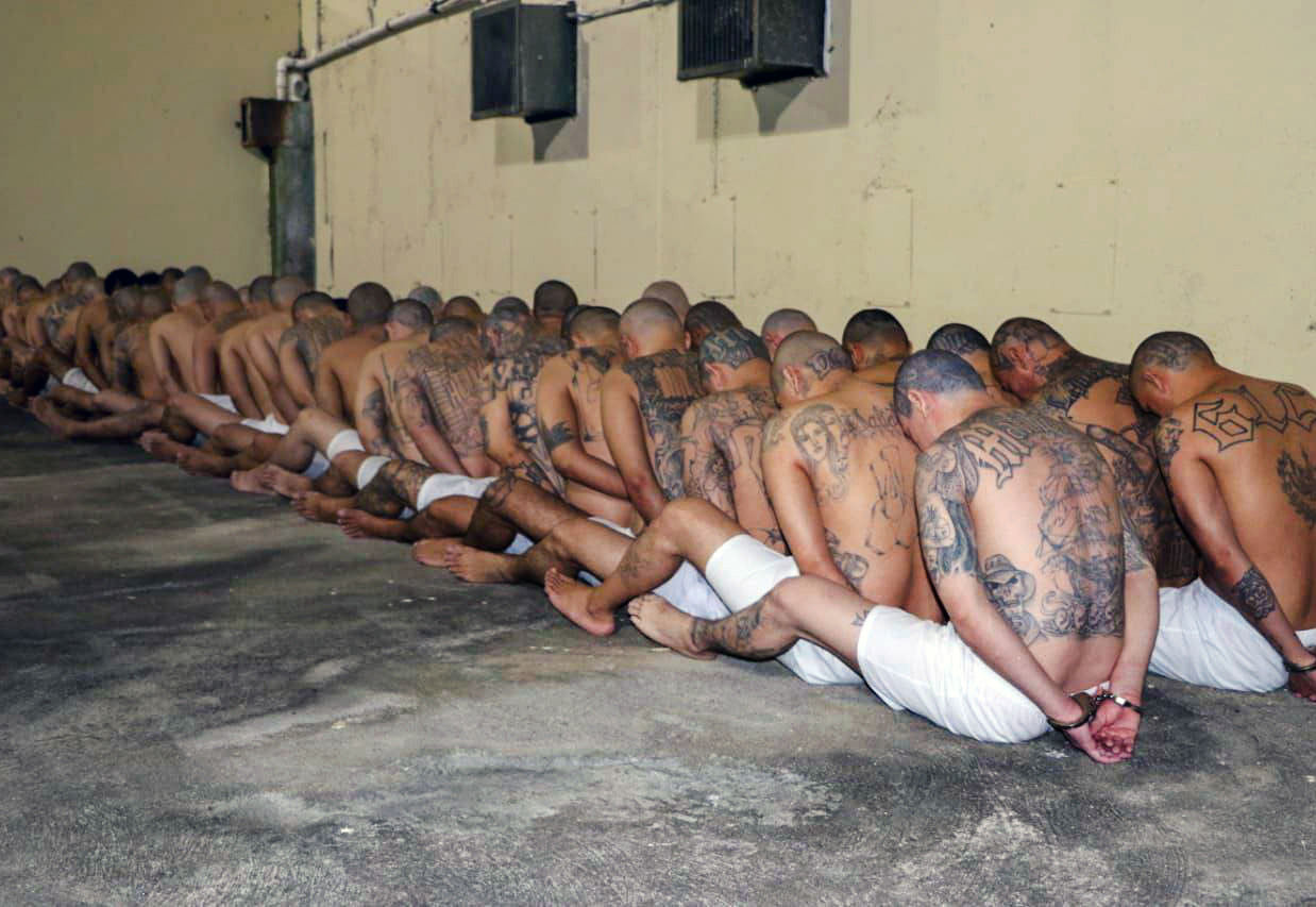 Сколько умирают в тюрьме. Mara Salvatrucha в тюрьме Сан Сальвадор.