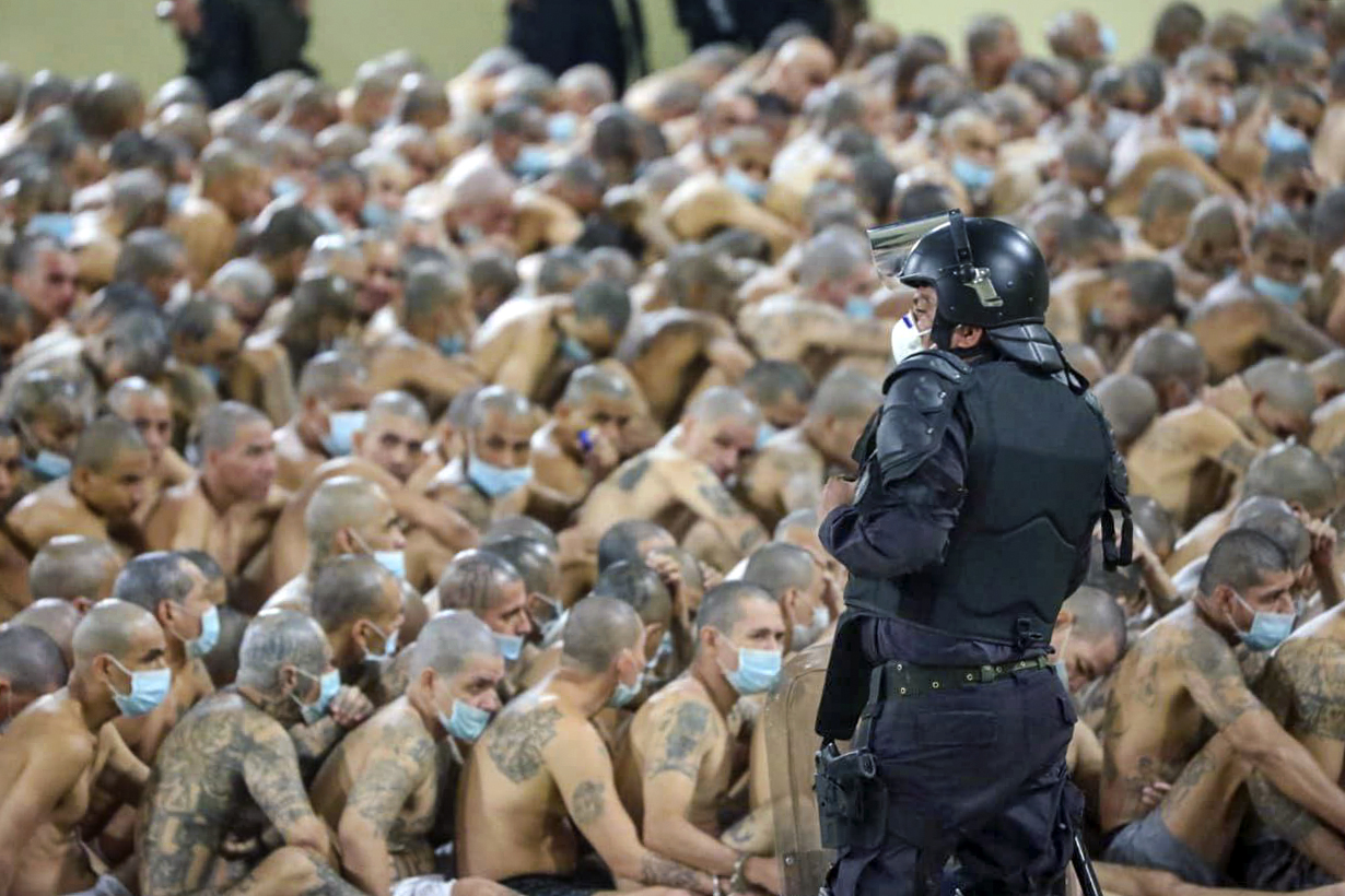 سجناء في السلفادور يخضعون للتدقيق وسط جائحة كورونا 