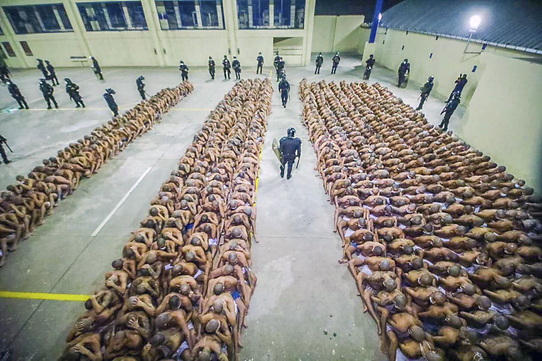 سجناء في السلفادور يخضعون للتدقيق وسط جائحة كورونا 