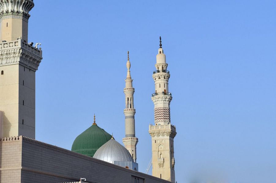 يوجد عدد من المآذن والقبب في المسجد الحرام والمسجد النبوي