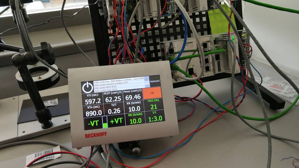 نموذج لجهاز تهوية الرئة الذي يستخدمه المرضى. "رويترز"