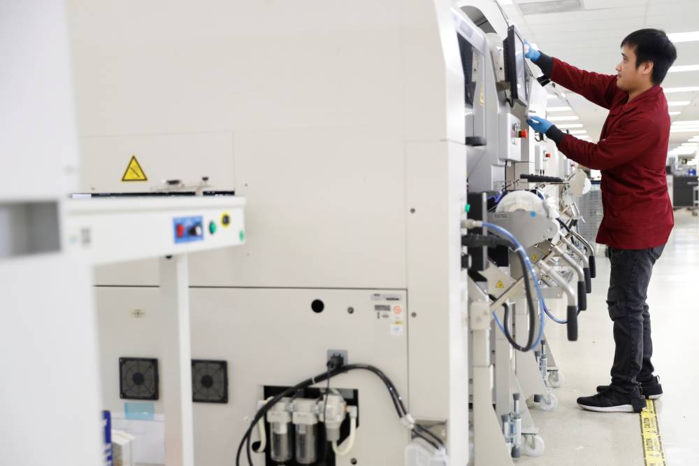 بكين تشجع المصانع المحلية على زيادة انتاجها لتصدير المستلزمات الطبية. "رويترز"