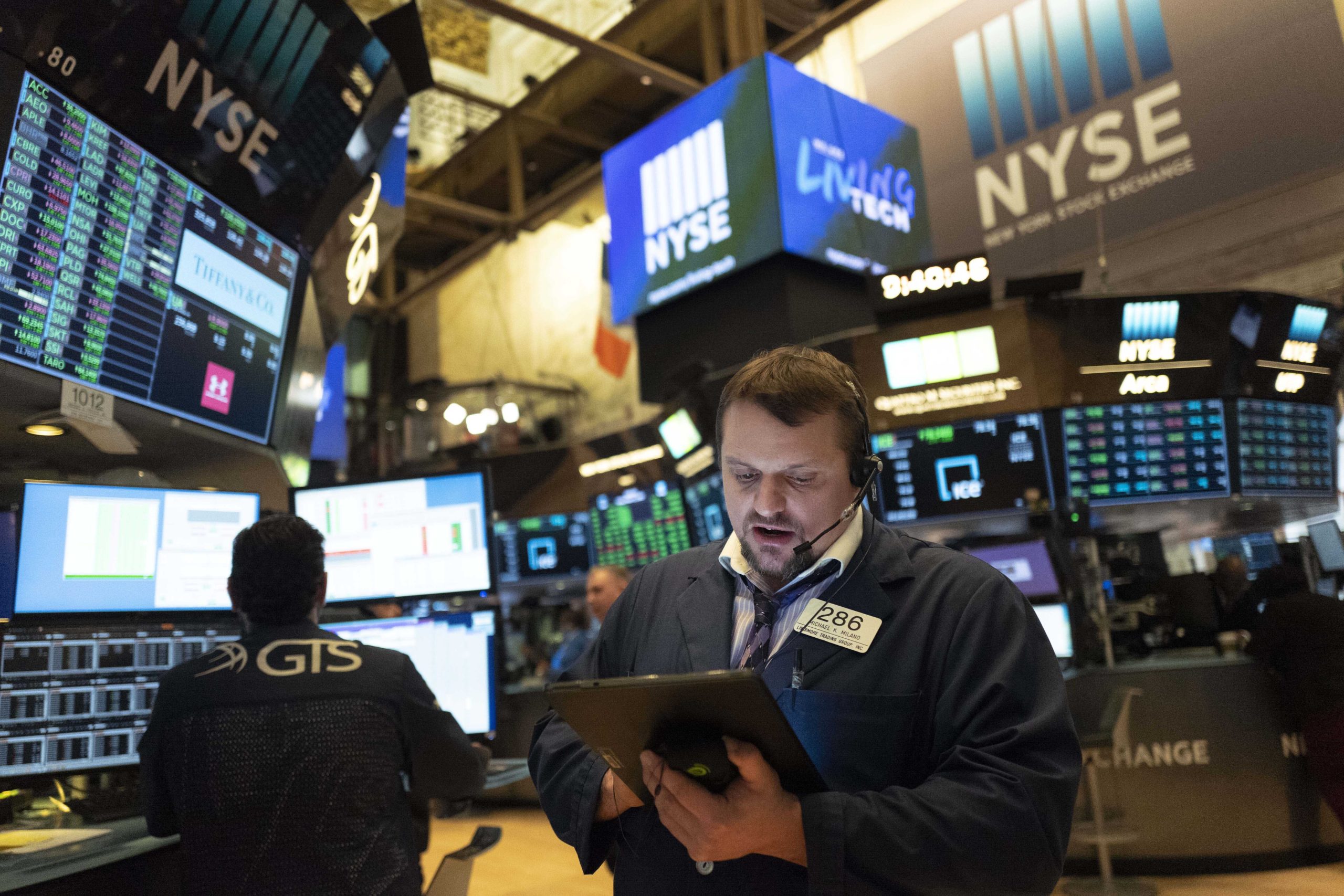 آمال انحسار كورونا تقفز بالأسهم الأمريكية.. داو جونز يصعد 3.7%