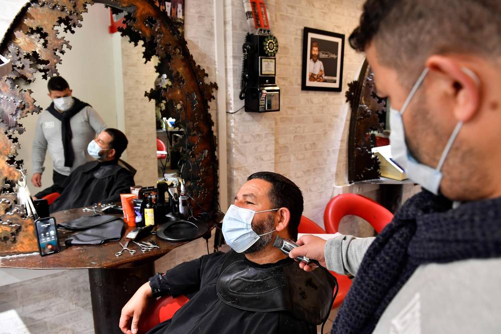 الحلاقون لديهم حجوزات طويلة من الزبائن. "الفرنسية"