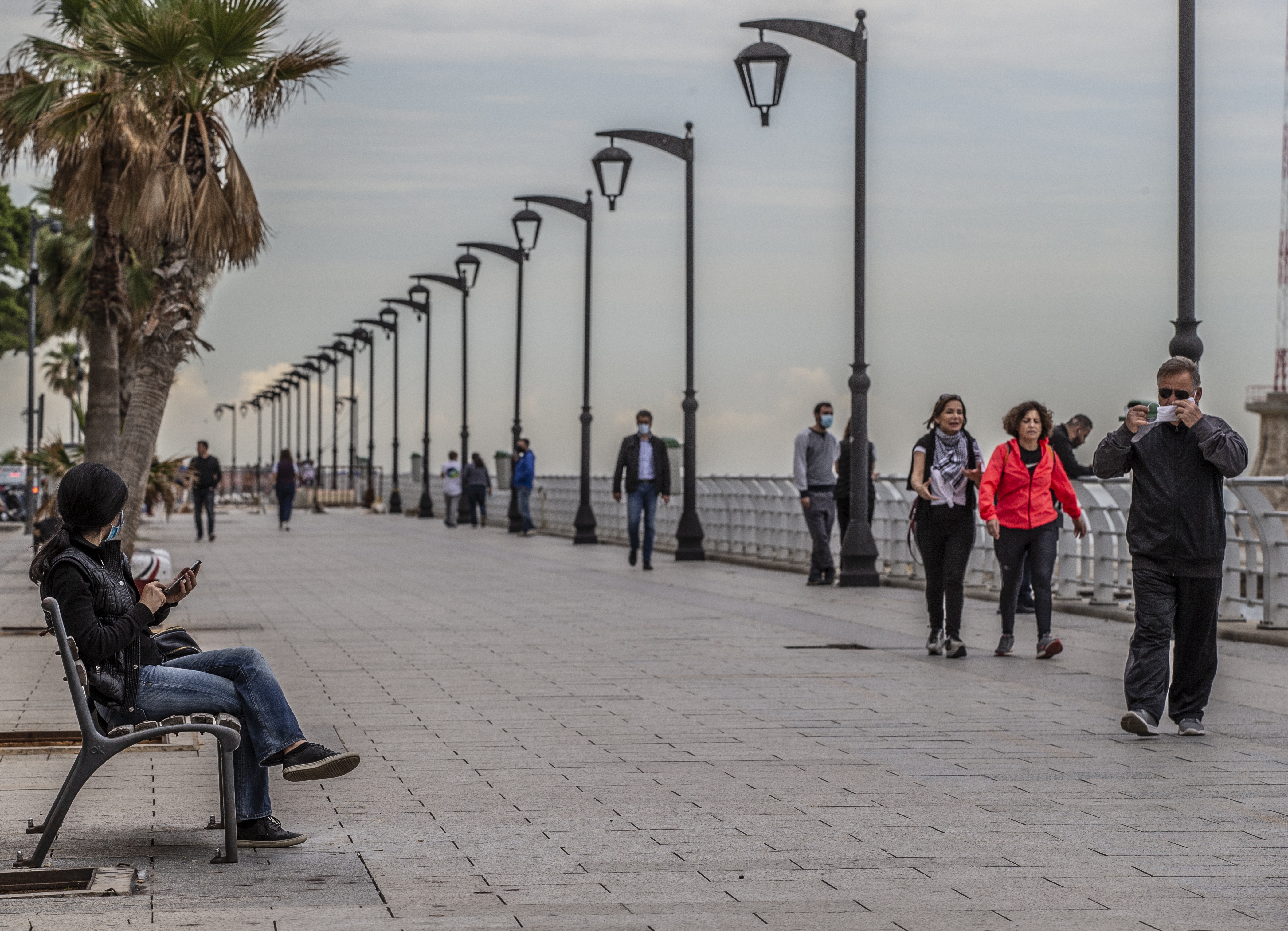 لبنان يستأنف إعادة فتح الاقتصاد تدريجيا غدا بعد قيود كورونا