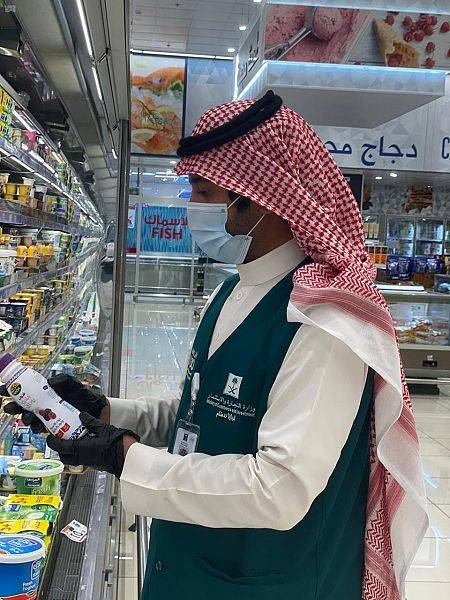 ضبطت فرق منطقة مكة المكرمة 518 مخالفة على منشآت مخالفة.