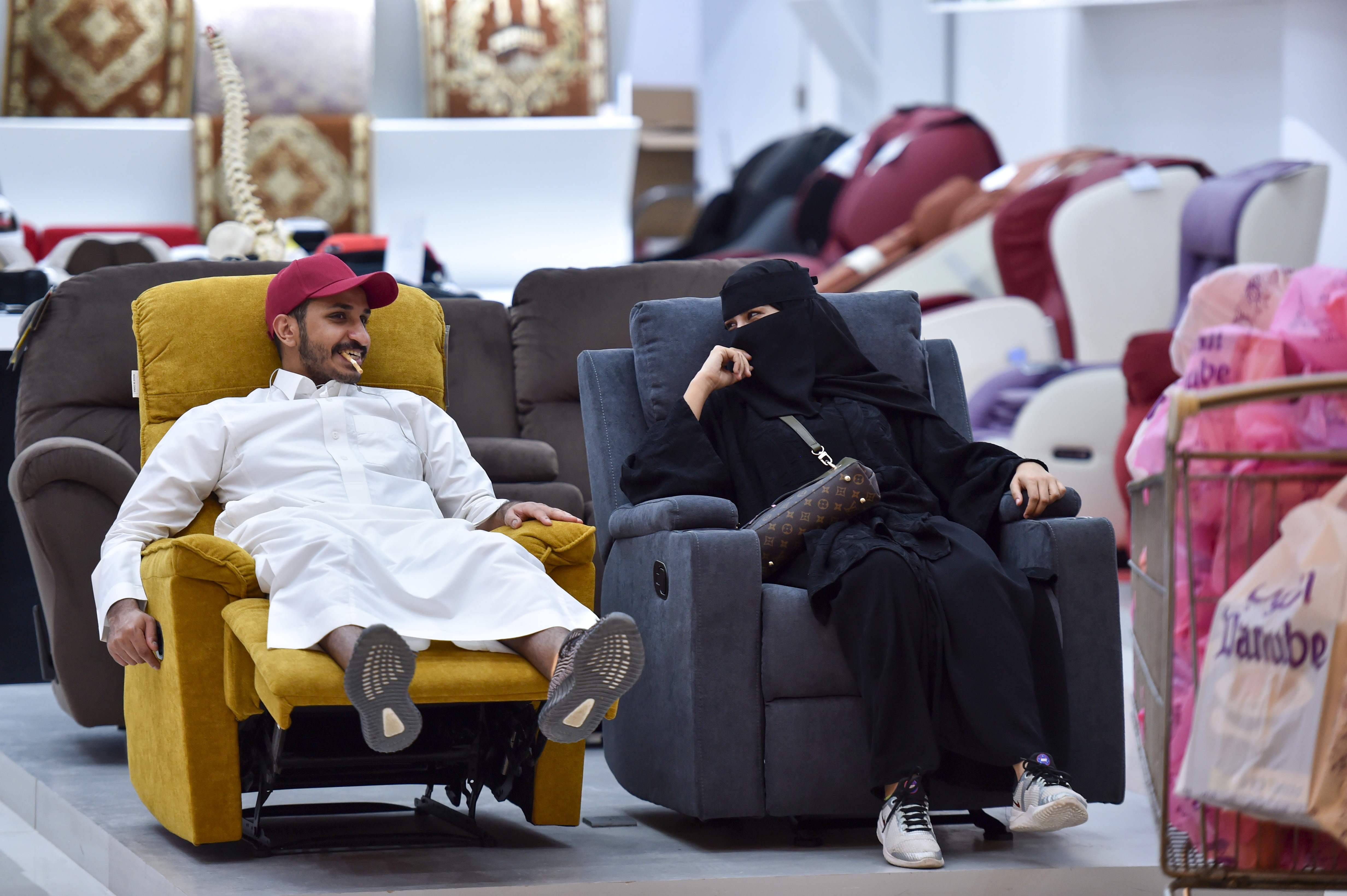 متسوقون في الرياض خلال شرائهم مستلزمات العيد قبل بدء منع التجول الكلي في المملكة