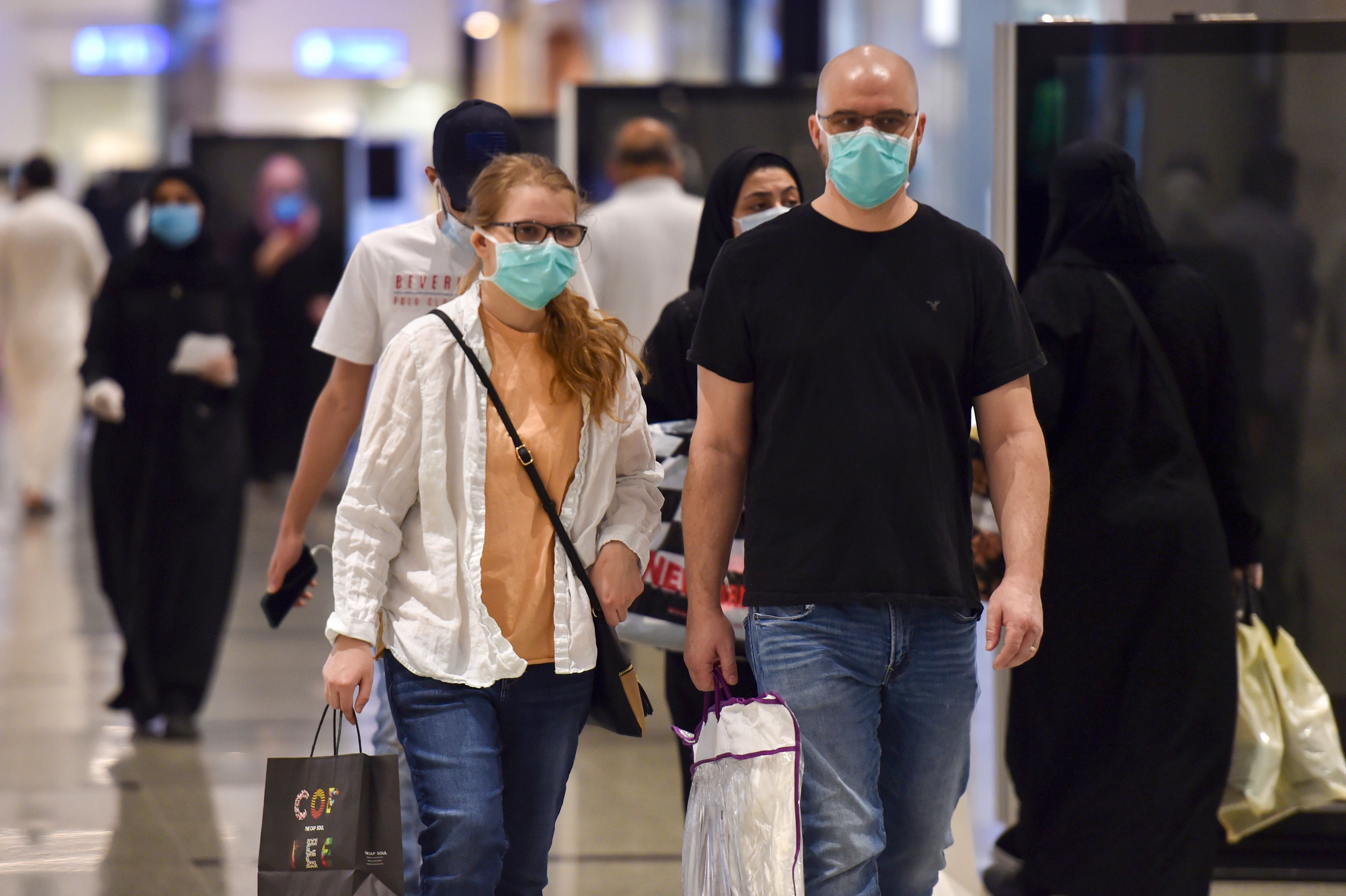 متسوقون في الرياض خلال شرائهم مستلزمات العيد قبل بدء منع التجول الكلي في المملكة