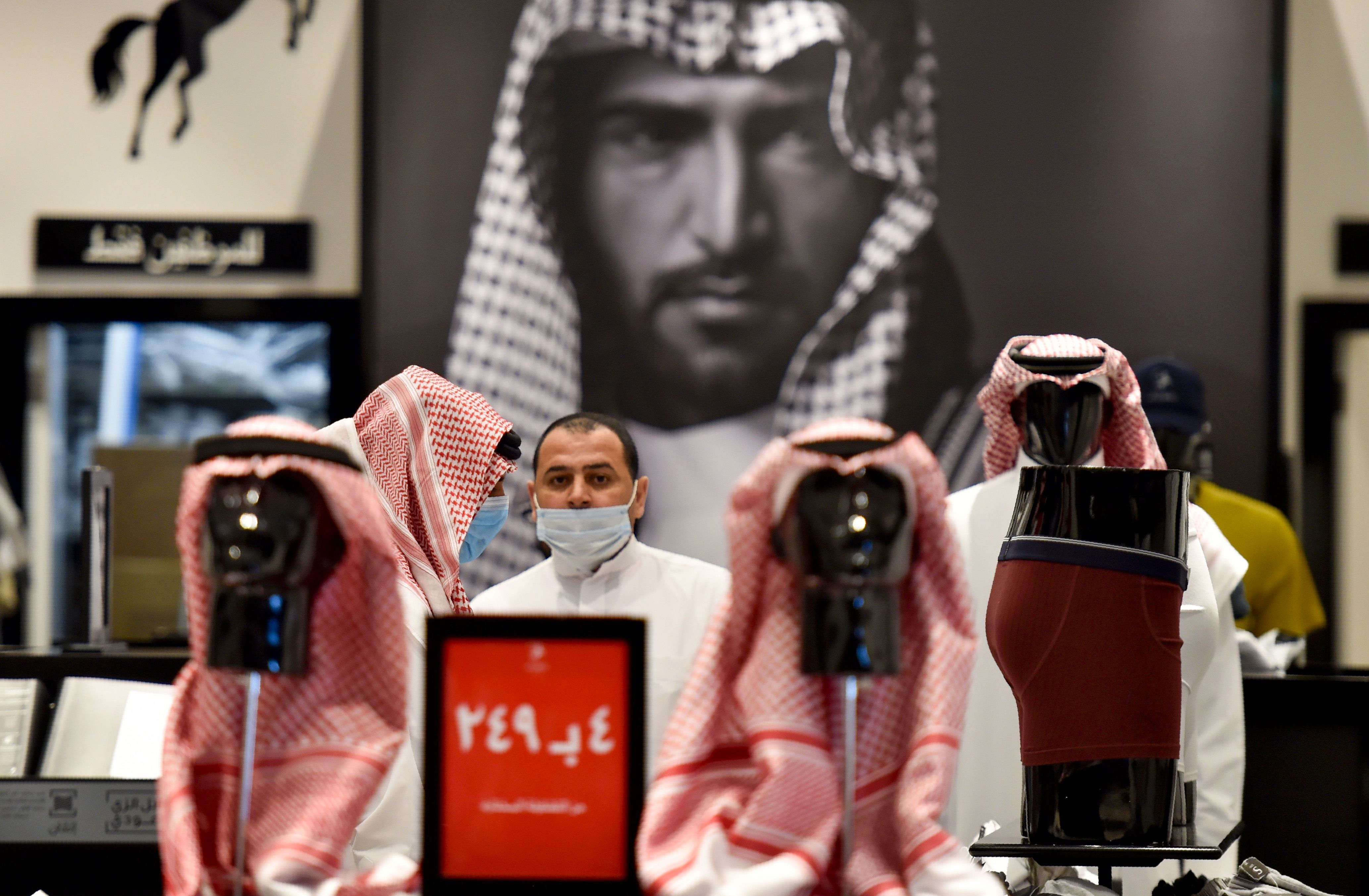 متسوقون في الرياض خلال شرائهم مستلزمات العيد قبل بدء منع التجول الكلي في المملكة