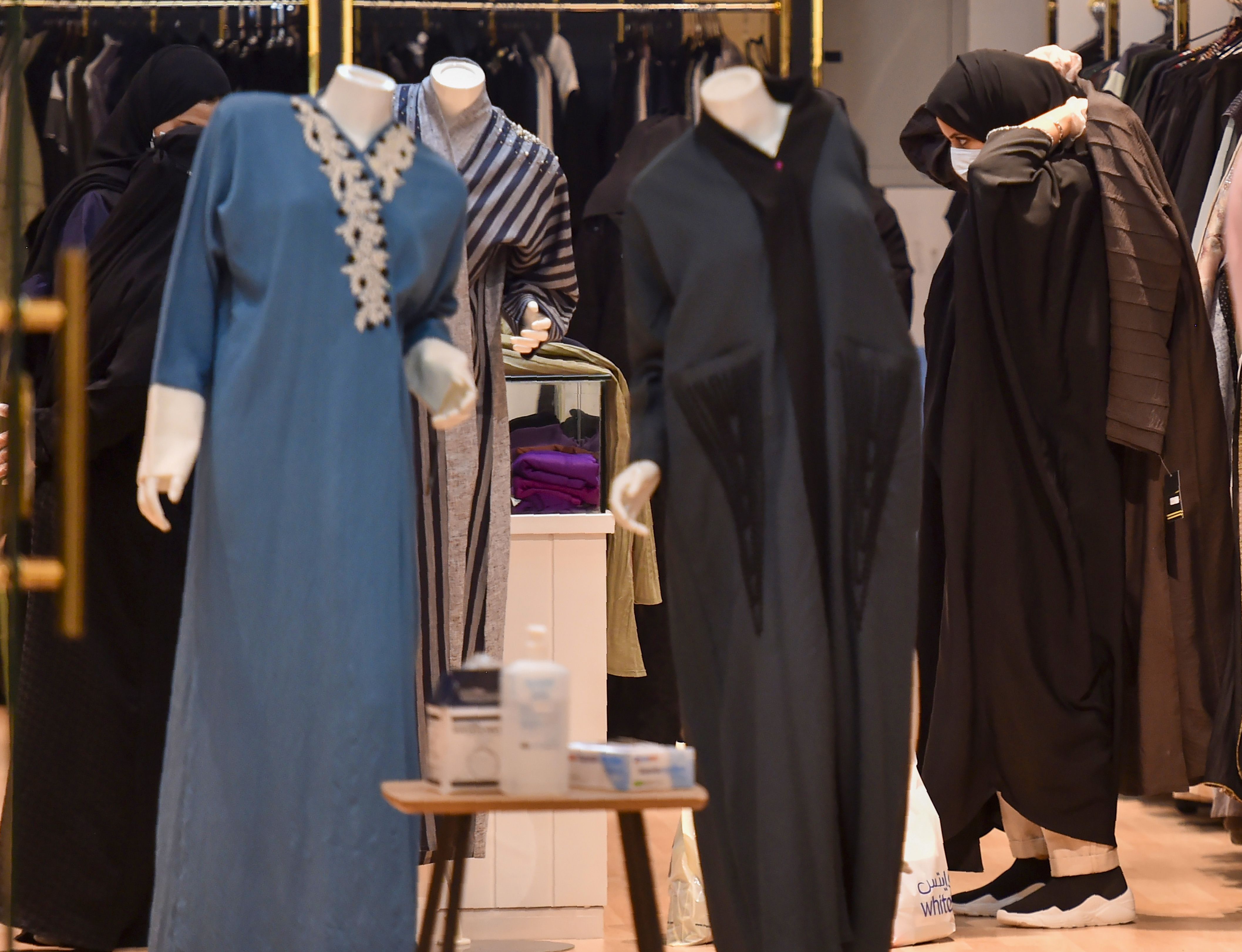 متسوقون في الرياض خلال شرائهم مستلزمات العيد قبل بدء منع التجول الكلي في المملكة