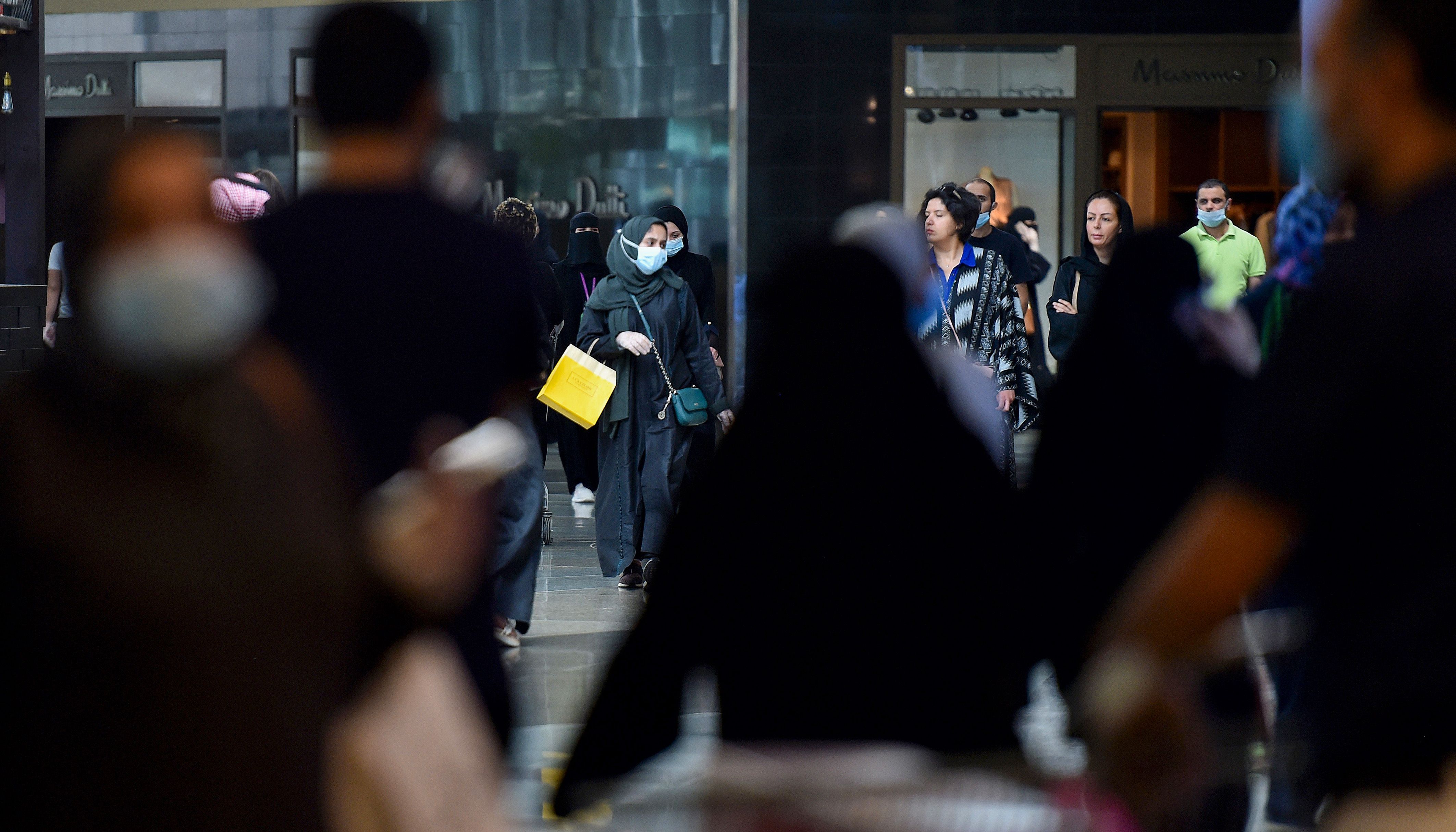 متسوقون في الرياض خلال شرائهم مستلزمات العيد قبل بدء منع التجول الكلي في المملكة