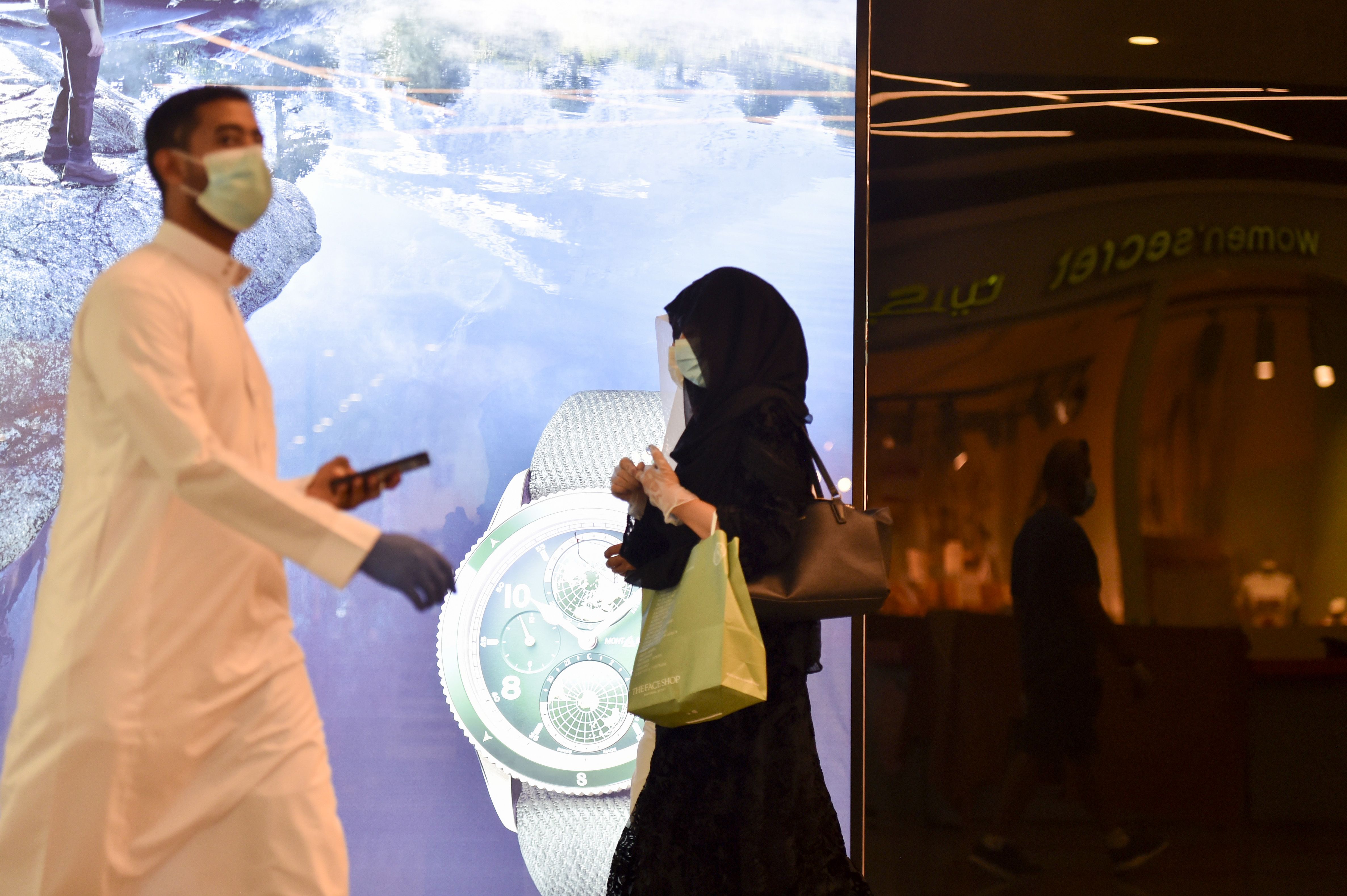 متسوقون في الرياض خلال شرائهم مستلزمات العيد قبل بدء منع التجول الكلي في المملكة