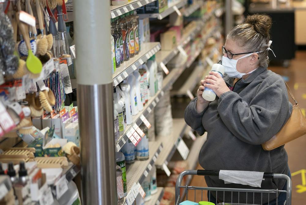 وضع بعض المحال لافتات تمنع الزبائن من الدخول في حال عدم ارتداء الكمامات.