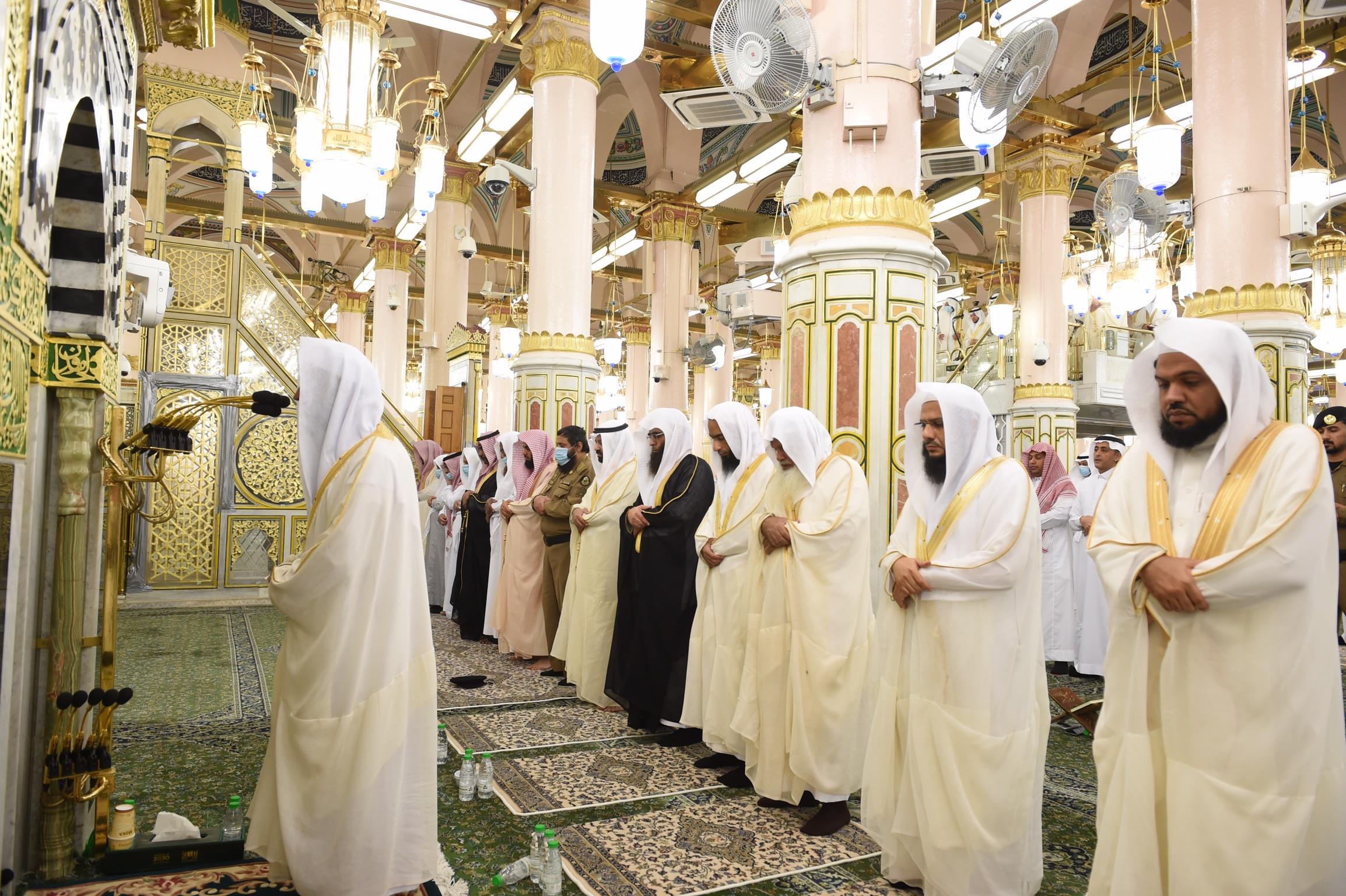 إقامة صلاة عيد الفطر في الحرمين الشريفين وفقاً للأعداد والضوابط المتبعة 
