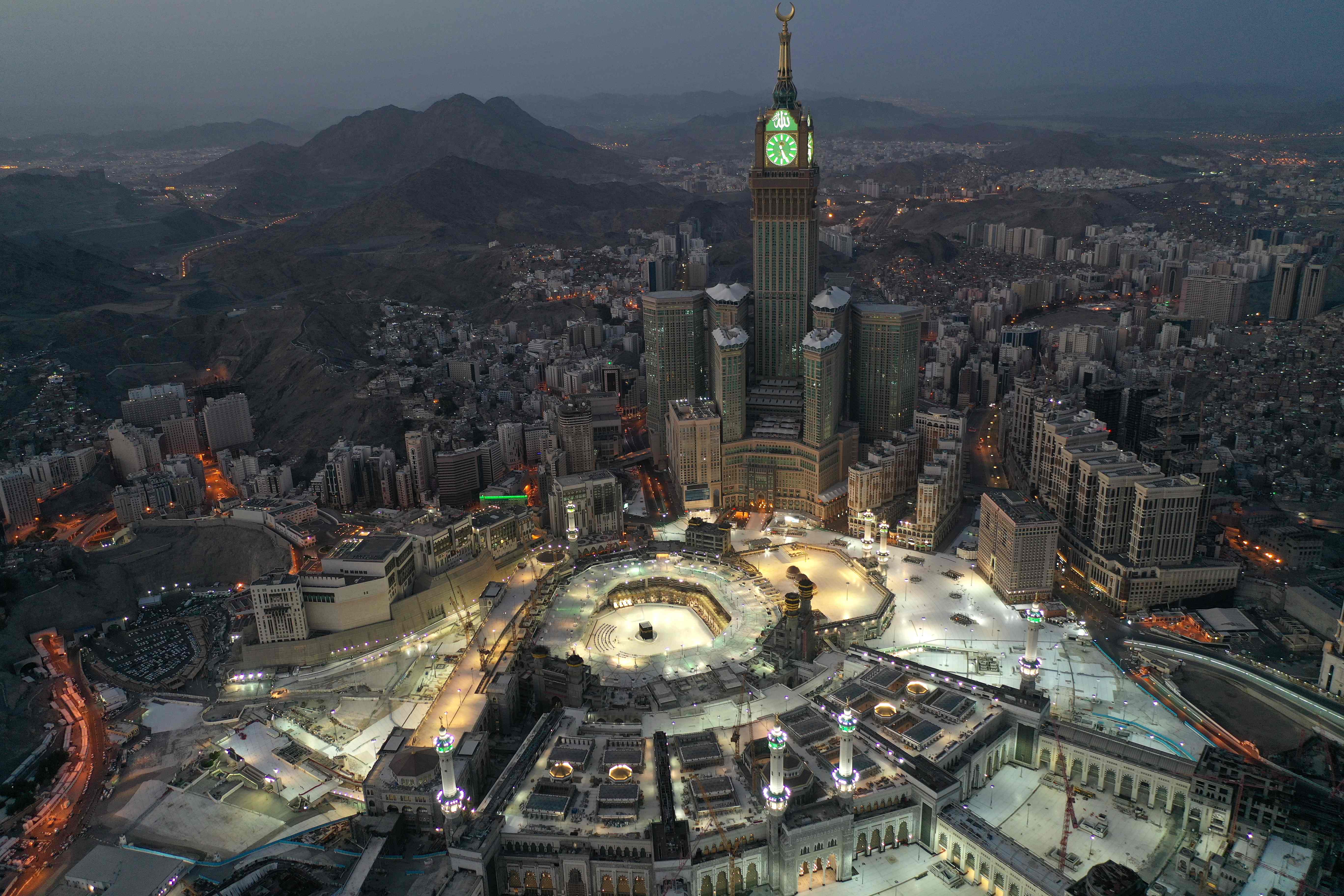 Саудия прямой эфир. Часовая башня Абрадж Аль-Бейт. Королевская часовая башня Мекка Саудовская Аравия. Мечеть Аль-харам Мекка. Абрадж Аль-Бейт Мекка Саудовская Аравия.
