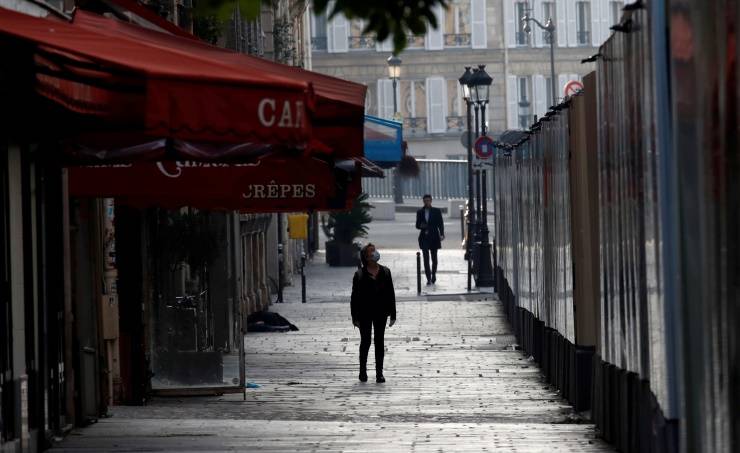 فرنسا تواجهه تداعيات الجائحة وتدعم نفقات العمال والشركات.