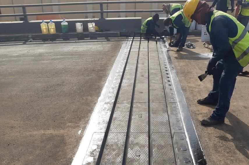 استغلال لمنع التجول .. إصلاح وتركيب فواصل التمدد لـ 8 جسور في الرياض