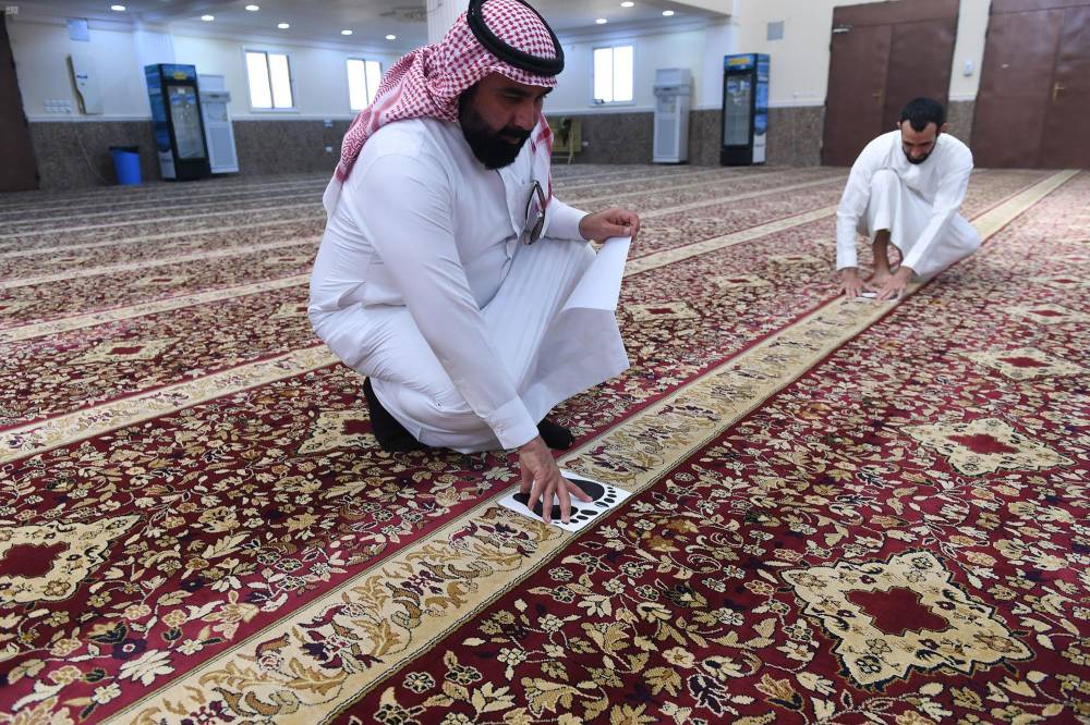 عملت الشؤون الإسلامية" على إبقاء مسافة لا تقل عن مترين بين كل مصل وآخر. "واس"