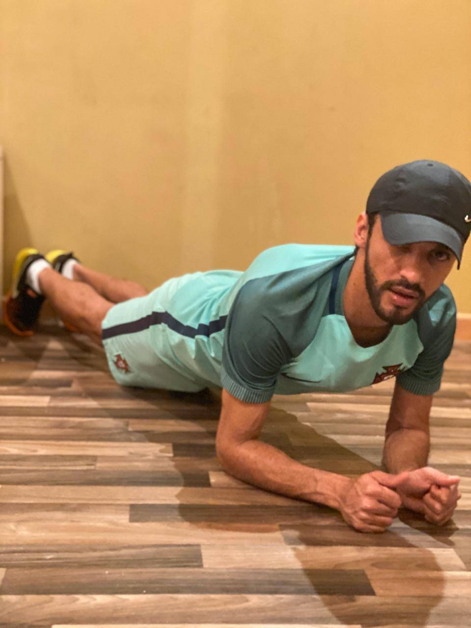 عبد العزيز السعران خلال تأديته التمارين في منزلة