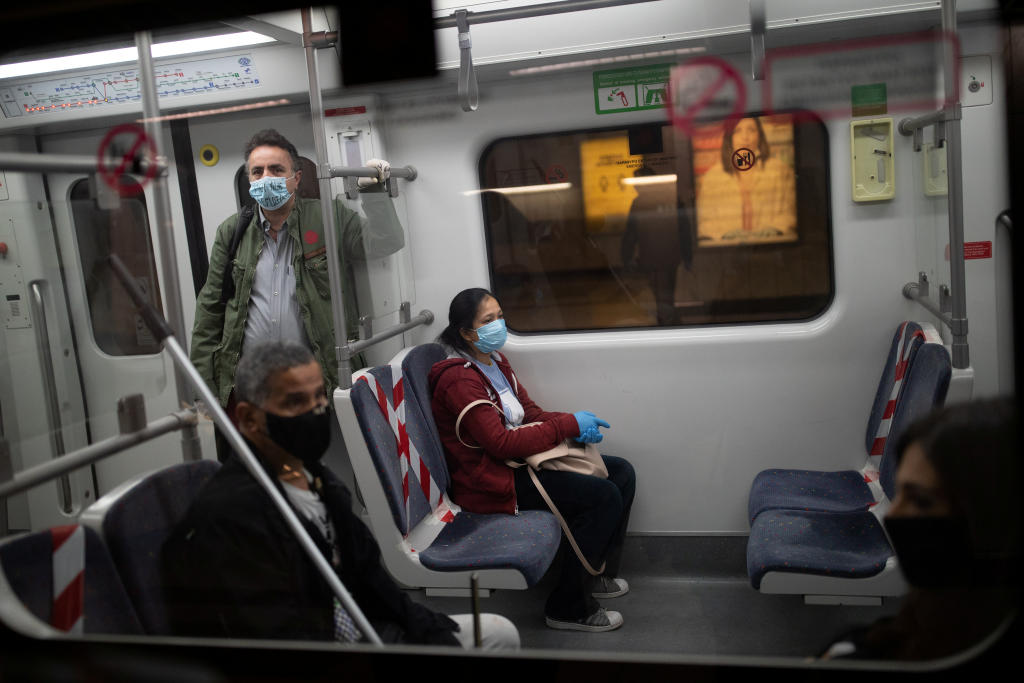 اليونانيون يهرعون إلى الحلاقين مع تخفيف قيود كورونا