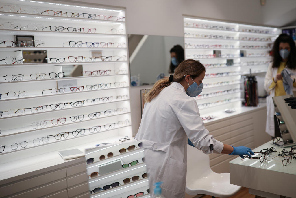 اليونانيون يهرعون إلى الحلاقين مع تخفيف قيود كورونا