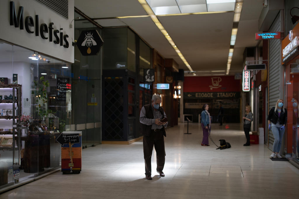 اليونانيون يهرعون إلى الحلاقين مع تخفيف قيود كورونا