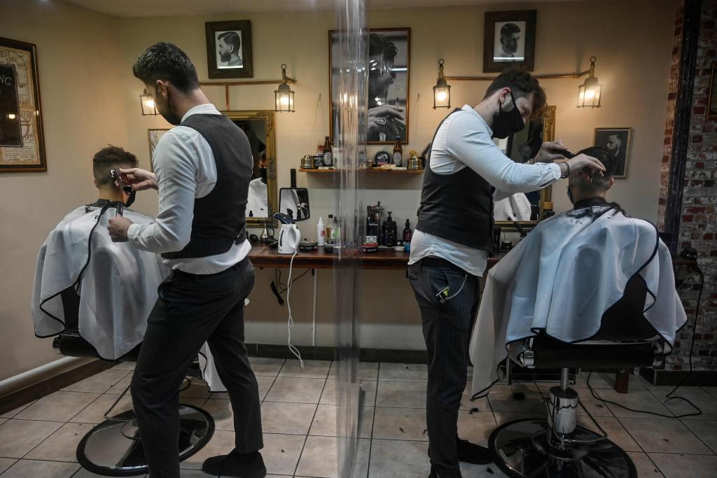 اليونانيون يهرعون إلى الحلاقين مع تخفيف قيود كورونا