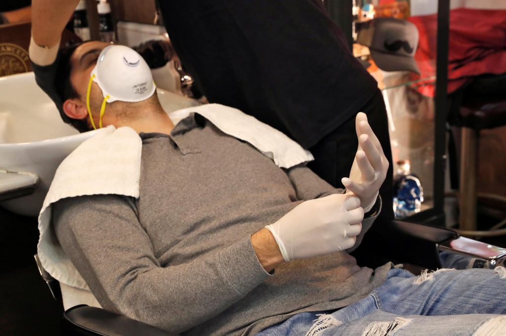 اليونانيون يهرعون إلى الحلاقين مع تخفيف قيود كورونا