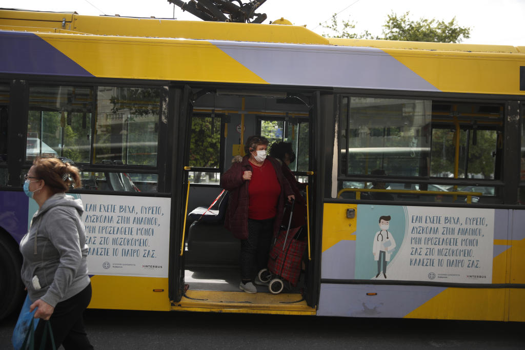 اليونانيون يهرعون إلى الحلاقين مع تخفيف قيود كورونا