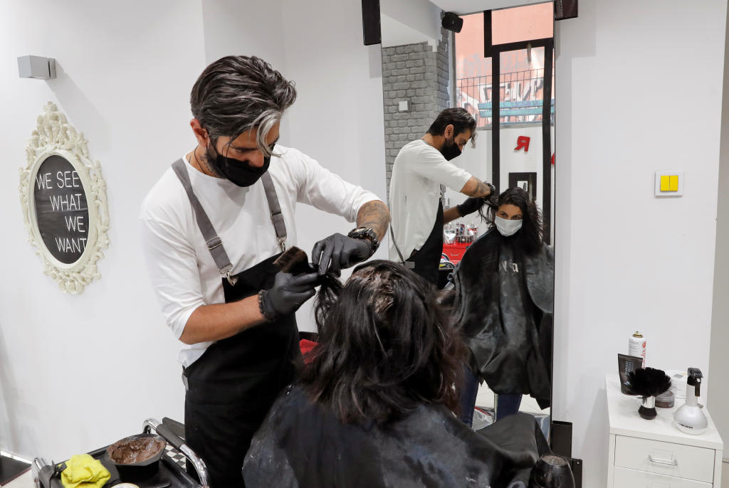اليونانيون يهرعون إلى الحلاقين مع تخفيف قيود كورونا