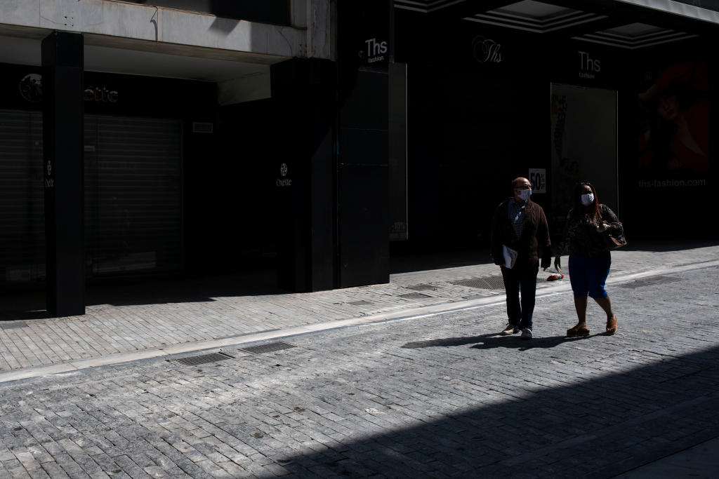 اليونانيون يهرعون إلى الحلاقين مع تخفيف قيود كورونا